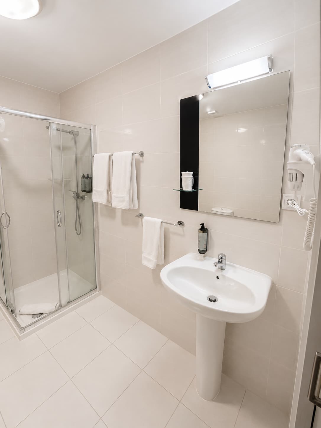 Casa de banho equipada do quarto duplo da Guest House Vimaranes em Guimarães