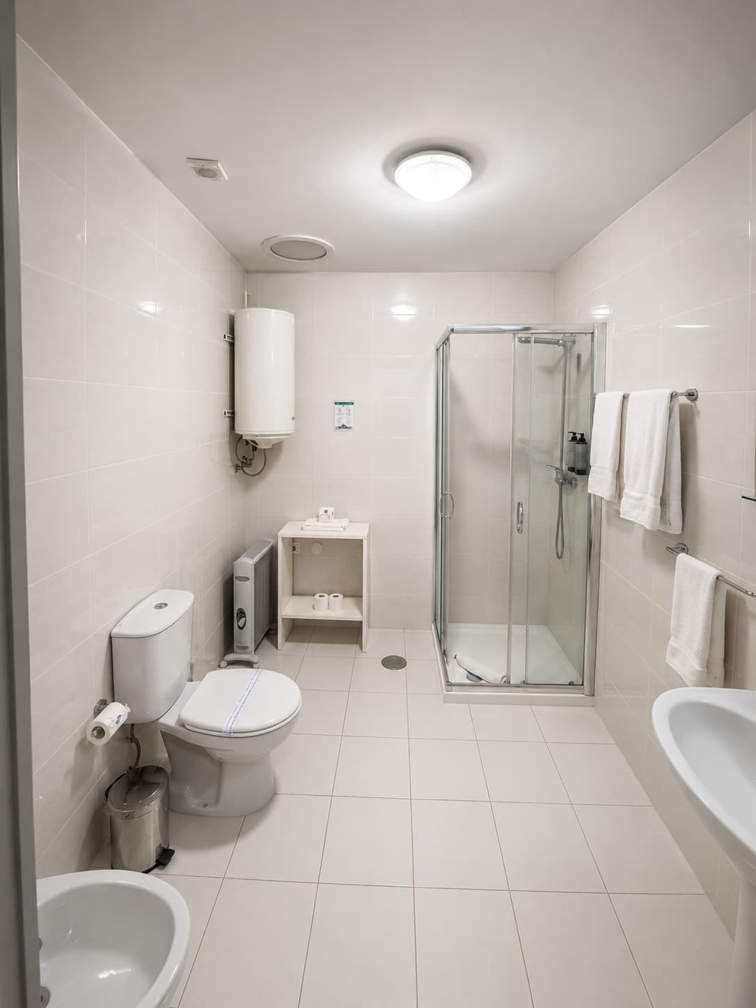 Casa de banho do quarto duplo da Guest House Vimaranes em Guimarães