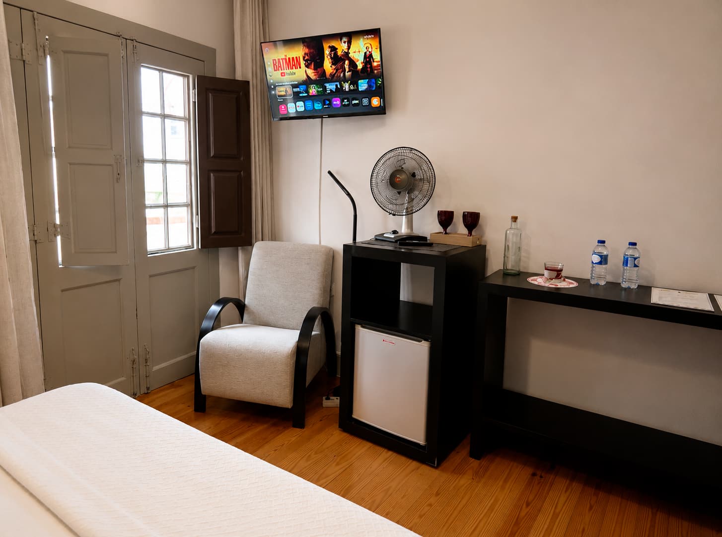 Quarto com televisão na Guest House Vimaranes em Guimarães