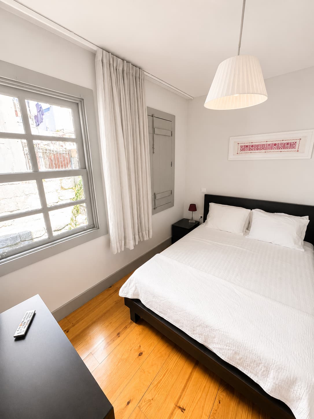 Quarto com ar condicionado e roupeiro na Guest House Vimaranes em Guimarães