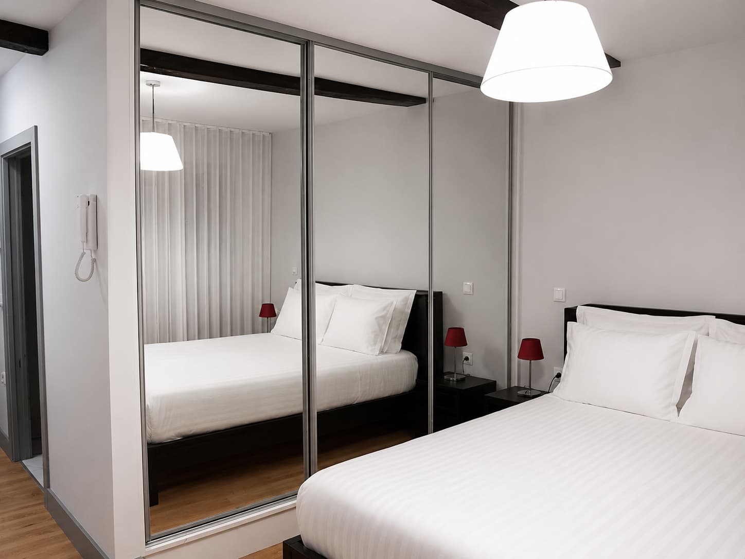 Quarto duplo com roupeiro na Guest House Vimaranes em Guimarães