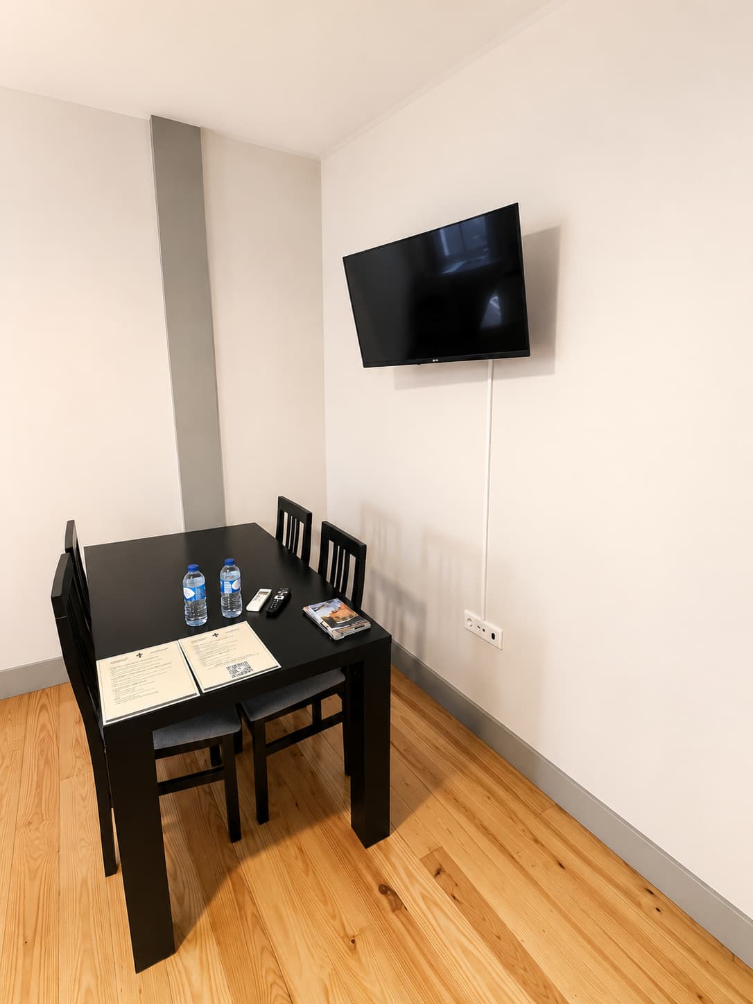 Sala com mesa de jantar na Guest House Vimaranes em Guimarães