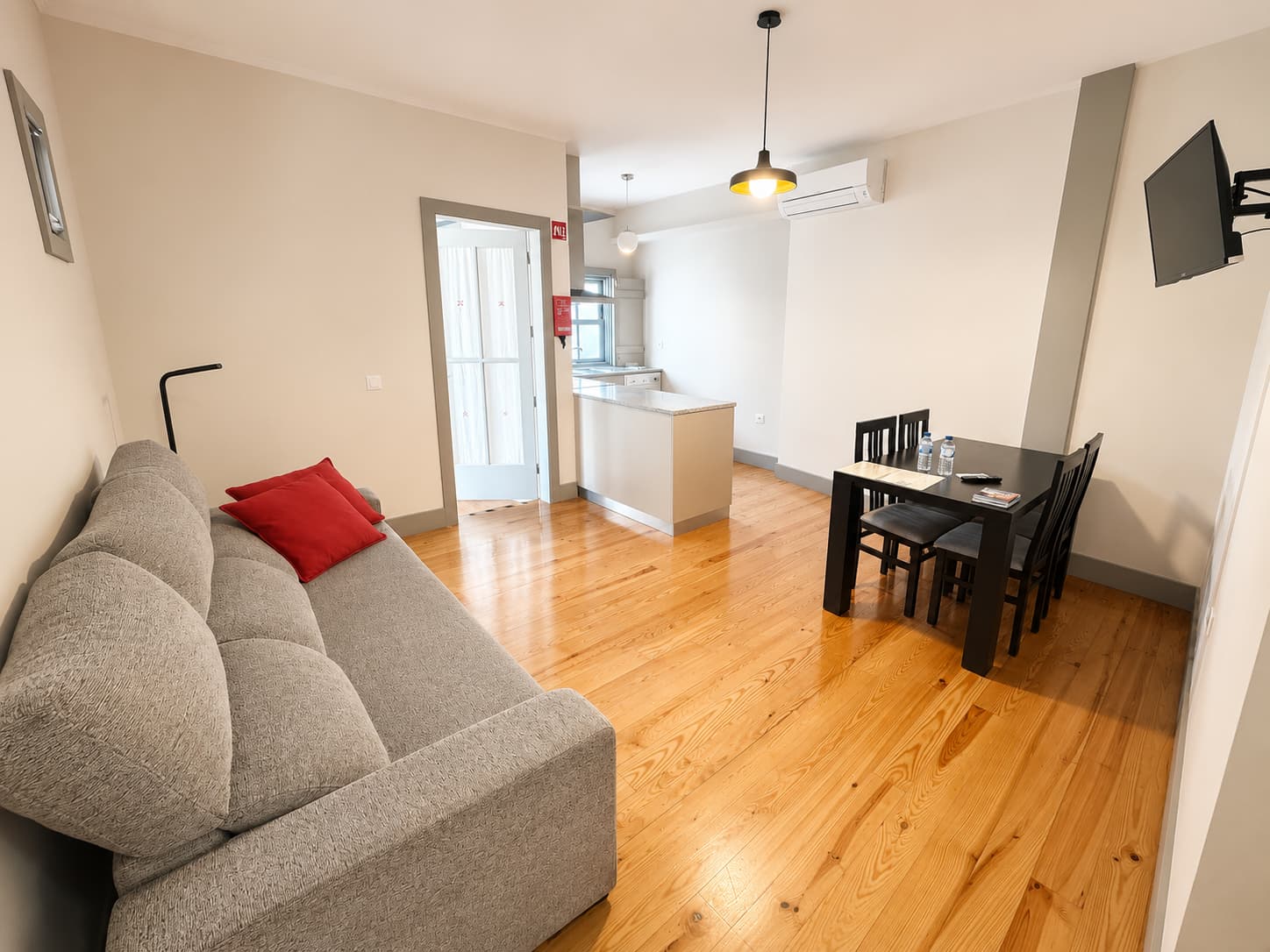 Sala de estar confortável na Guest House Vimaranes em Guimarães