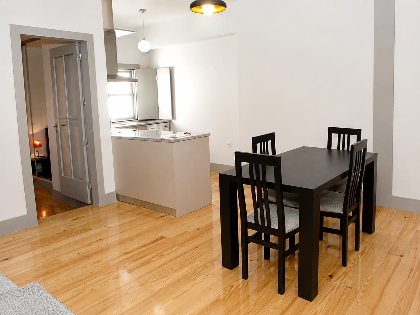 Sala de jantar com televisão na Guest House Vimaranes em Guimarães